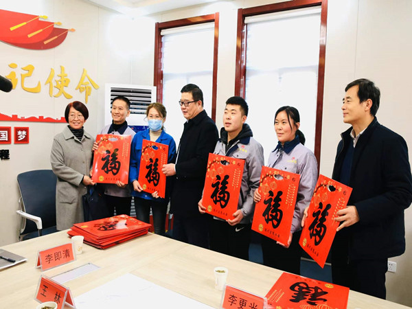 山東省總工會送溫暖走進(jìn)山東瀚業(yè)機(jī)械有限公司。新春到來之際，1月18日，山東省總工會副主席魏勇、省總工會宣傳教育部部長李更光，由淄博市人大副主任、市總工會主席卜德蘭、市總工會副主席鄒洪、淄川區(qū)委副書記王洪波、淄川區(qū)總工會主席朱淑麗、淄川區(qū)總工會副主席婁作勝、昆侖鎮(zhèn)黨委書記王林、鎮(zhèn)長李光亮等陪同送溫暖慰問山東瀚業(yè)機(jī)械有限公司全體員工，給瀚業(yè)員工送上了春節(jié)禮包。